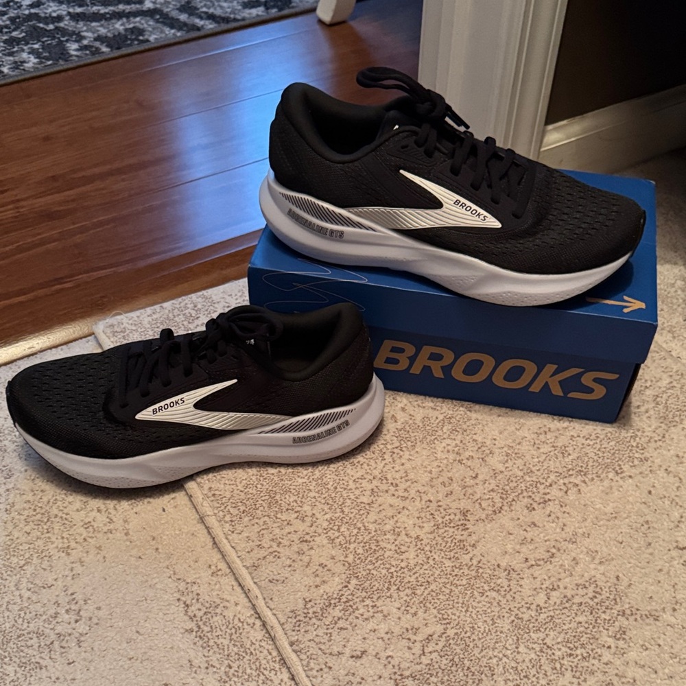 Brooks Men's Black and White Athletic Shoes